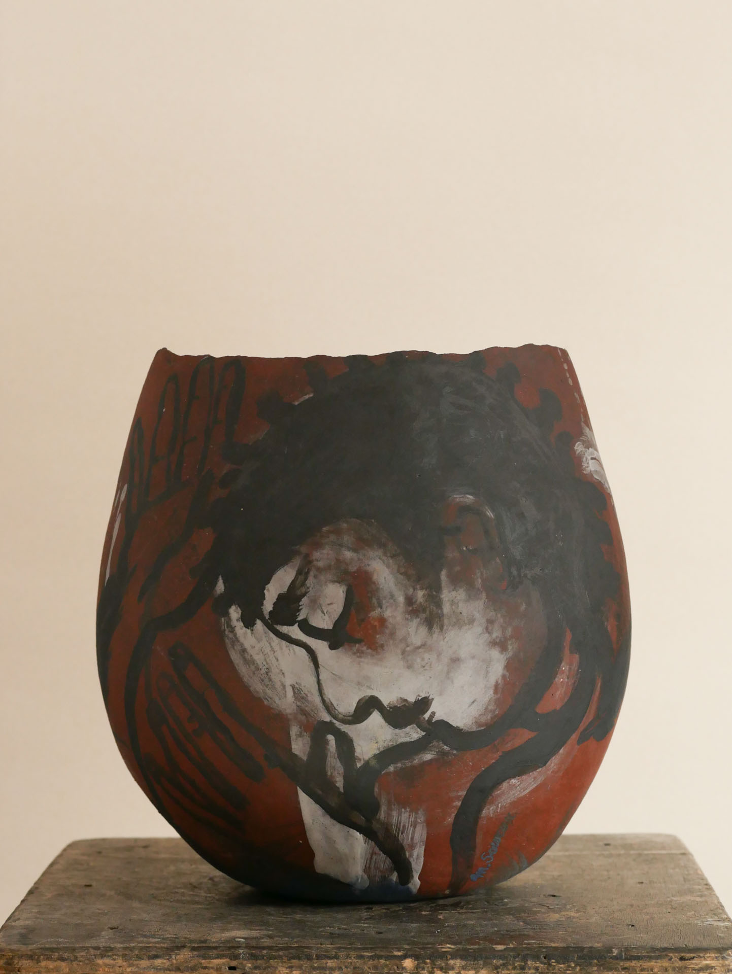 Traversée - Grès rouge, engobe de porcelaine, oxydes - Colombage, peinture à l’oxyde - Ø 28 x H. 30 cm - 2018 - Photo : Luc Noël

