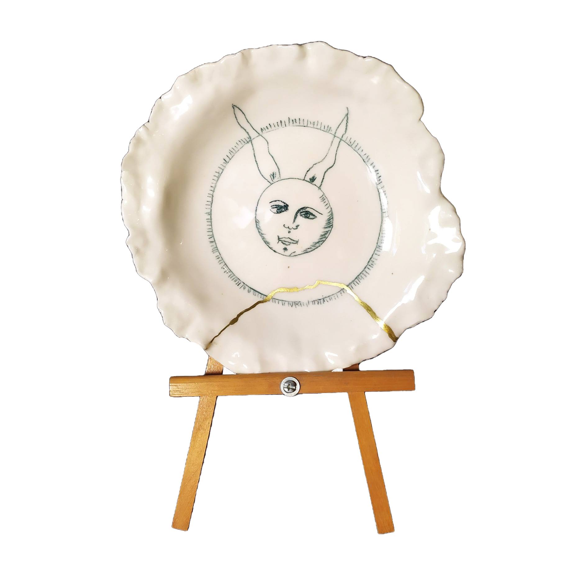 « Little bunny » - Porcelaine - Modelage à la plaque, dessin au crayon, kintsugi - 25 cm - 2022

